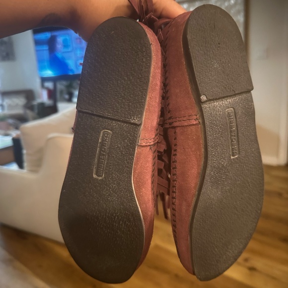 Minnetonka 3-Layer Fringe Boot in Wine Size 8 - Picture 3 of 5